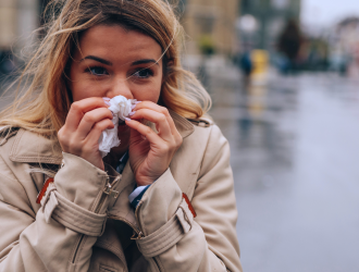 Chladnejšie dni, kratšie svetlo a vyššia náročnosť pre organizmus – jeseň prináša krásne farby, ale aj výzvy pre našu imunitu. Menej slnka znamená nižšiu tvorbu vitamínu D, únava prichádza rýchlejšie a telo potrebuje extra podporu, aby zvládlo každodenné nástrahy.