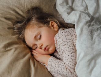 Koncom októbra nás čaká prechod na zimný čas. Tento posun síce znamená, že si ráno pospíme o hodinu dlhšie, no pre deti môže predstavovať výrazný zásah do ich spánkového režimu. Citlivejšie reagujú najmä deti s poruchami pozornosti (ADHD), u ktorých aj malá zmena denného rytmu môže viesť k problémom so zaspávaním, nepokojnému spánku a väčšej únave počas dňa.