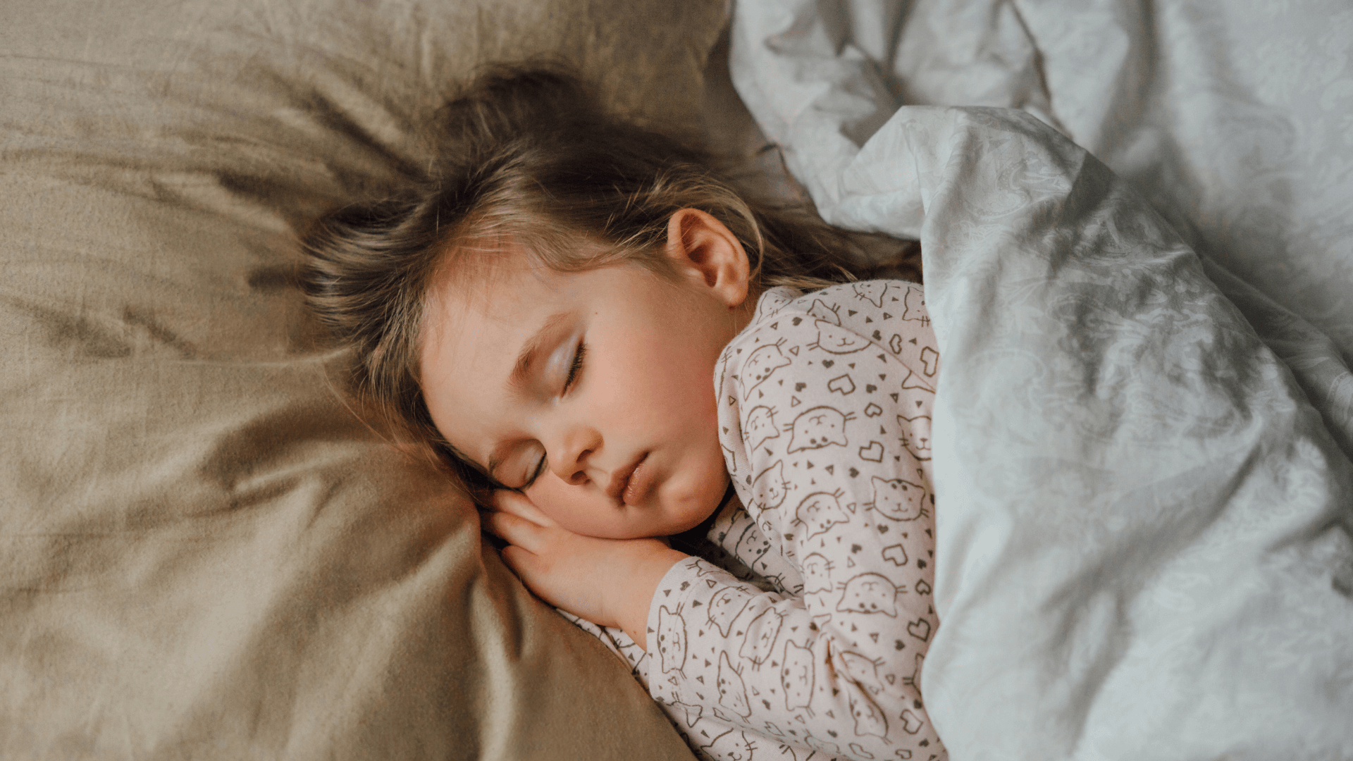 Koncom októbra nás čaká prechod na zimný čas. Tento posun síce znamená, že si ráno pospíme o hodinu dlhšie, no pre deti môže predstavovať výrazný zásah do ich spánkového režimu. Citlivejšie reagujú najmä deti s poruchami pozornosti (ADHD), u ktorých aj malá zmena denného rytmu môže viesť k problémom so zaspávaním, nepokojnému spánku a väčšej únave počas dňa.