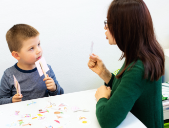Dysfázia je vývojová porucha reči, ktorá ovplyvňuje schopnosť dieťaťa hovoriť, rozumieť slovám a tvoriť gramaticky správne vety. Aj keď inteligencia dieťaťa môže byť normálna, jeho komunikácia býva oneskorená a dieťa môže mať problémy s vyjadrovaním myšlienok. Štatistiky ukazujú, že až do 7 % detí na Slovensku má vývinovú dysfáziu – ide teda o relatívne častý problém, s ktorým sa stretávajú mnohé rodiny.