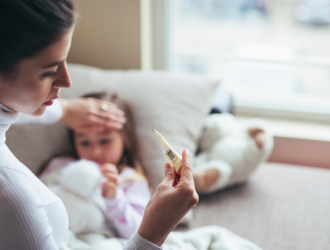 Začiatok školského roka znamená pre deti aj prvú veľkú skúšku imunity. Nové prostredie, kolektív, menej spánku a chladnejšie počasie často vedú k častým prechladnutiam a zápalom. Ak sa vaše dieťa pravidelne trápi s opakovane zapálenými mandľami alebo zápalom stredného ucha, nie ste sami.