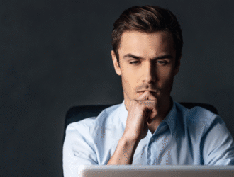 V dnešnej rýchlej dobe je čoraz ťažšie udržať si pozornosť a mentálny výkon počas celého dňa. Únava, stres a preťaženie mozgu ovplyvňujú produktivitu aj náladu. Piloti, lekári, učitelia, IT špecialisti či herci denne čelia náročným situáciám, v ktorých musia reagovať okamžite a s maximálnym sústredením.