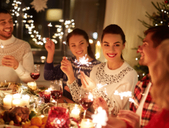 Počas Vianoc sa naša životospráva často mení – jeme viac, hýbeme sa menej a doprajeme si jedlá, ktoré bežne vynechávame. Kapustnica, zemiakový šalát, rezne či sladké koláče sú neodmysliteľnou súčasťou sviatkov, no často vedú k nepríjemným tráviacim ťažkostiam. Pocit plnosti, nafukovanie alebo pálenie záhy patria k najčastejším problémom, ktoré počas sviatkov trápia mnohých ľudí.