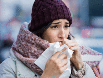 Mnohí preto počas zimy pociťujú dráždivý kašeľ, sťažené dýchanie, pálenie na hrudi či zhoršenú toleranciu zimy. Pri chronických ochoreniach – ako astma, CHOCHP či alergie – môžu byť prejavy ešte výraznejšie.